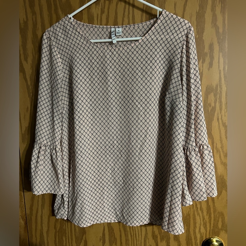 Elle blouse size medium. Light pink with black pattern